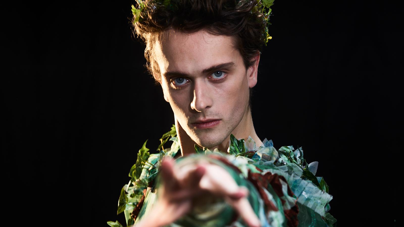 A danseur dressed as a plant.