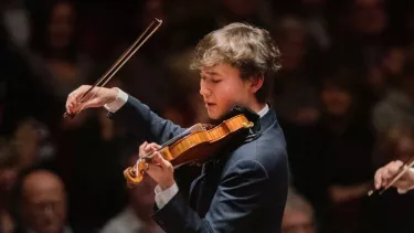 Daniel Lozakovich plays the violin