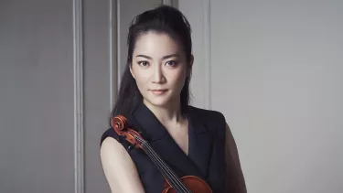 A closeup headshot of violinist Akiko Suwanai