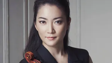 A closeup headshot of violinist Akiko Suwanai