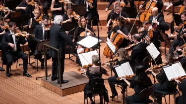 Donald Runnicles stands with baton in his left hand as he conducts the Sydney Symphony Orchestra