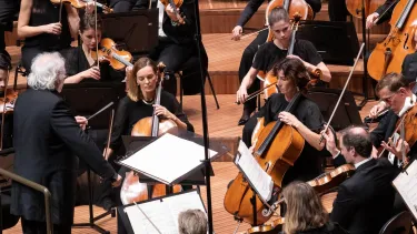 Donald Runnicles stands with baton in his left hand as he conducts the Sydney Symphony Orchestra