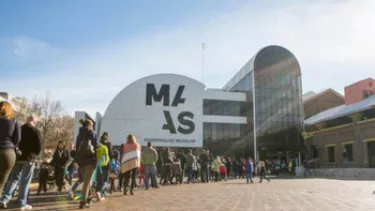 Crowd of people outside the museum of Applied arts and Science.