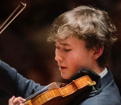Daniel Lozakovich plays the violin