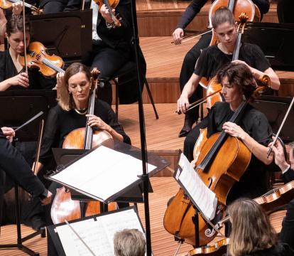 Donald Runnicles stands with baton in his left hand as he conducts the Sydney Symphony Orchestra