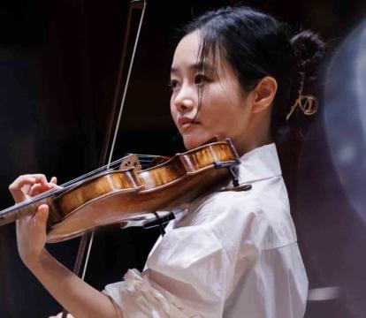 Bomsori Kim plays the violin in a white shirt.