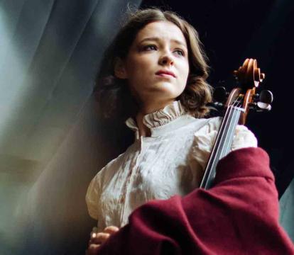 Anastasia Kobekina holds the violin.