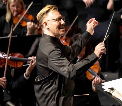 Benjamin Northey conducts.