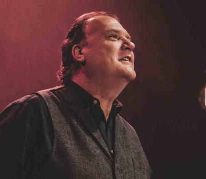 Bryn Terfel stands in front of a microphone.