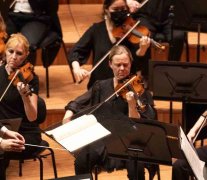 Umberto Clerici conducts an orchestra.