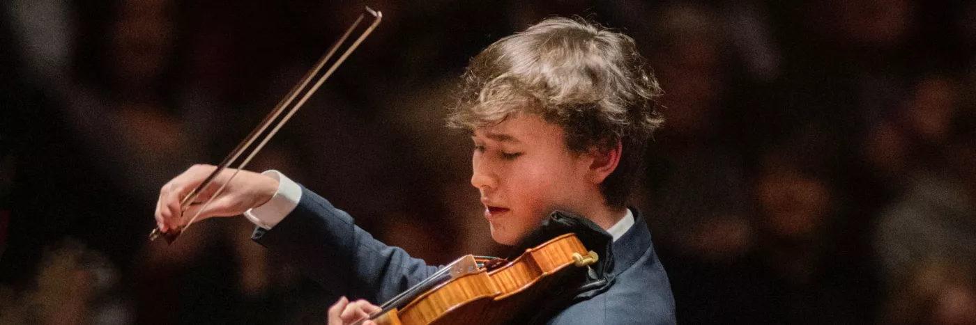 Daniel Lozakovich plays the violin